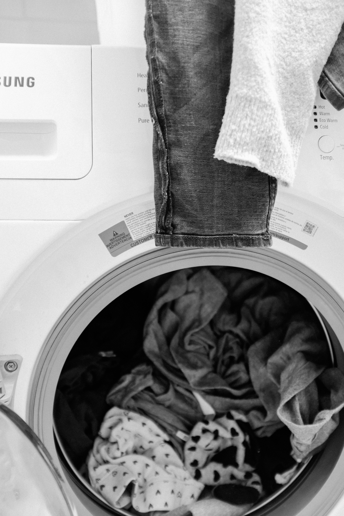 práčka naplnená oblečením